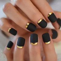 Matte Black Full Cover Short Round Press On Nails Gold Metallic Line Designed Plastic Frosted Cute Fake False Nails Set 24pcs